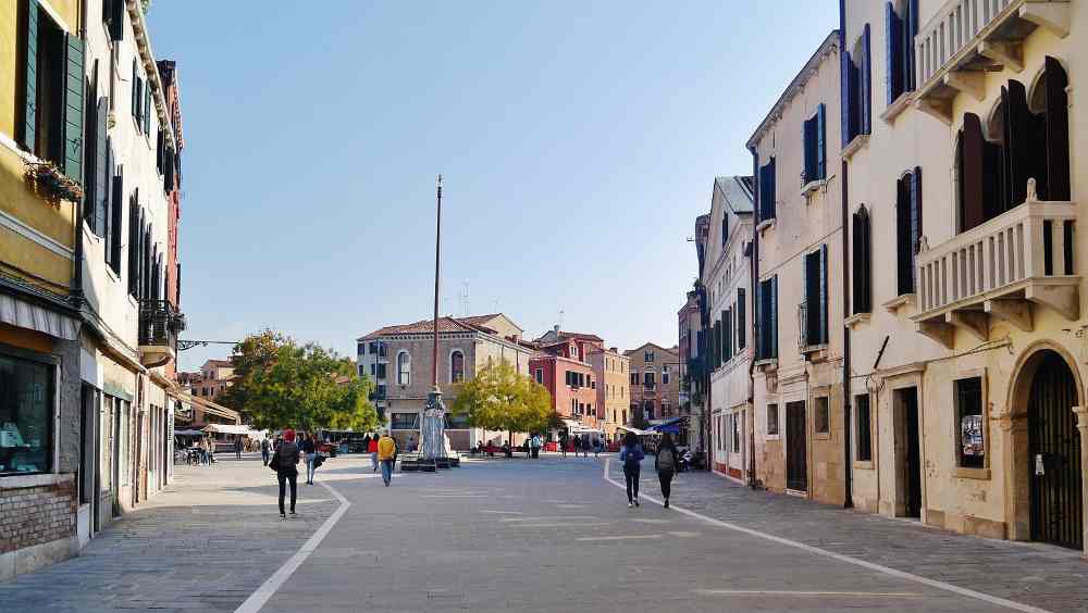 veduta di campo santa margherita nella città di venezia