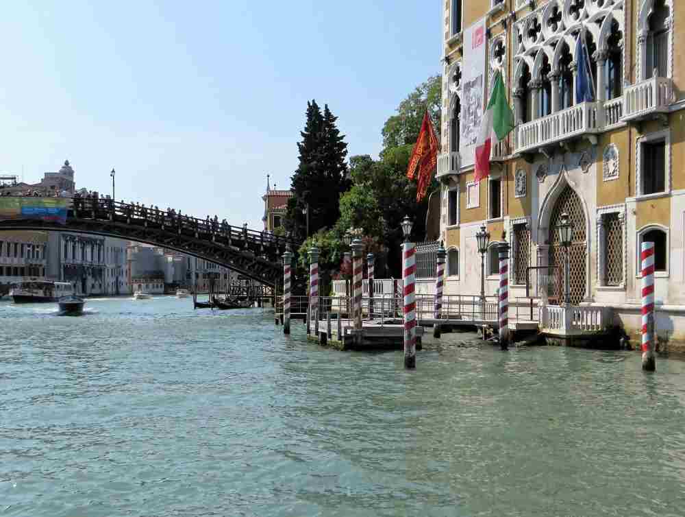 ponte dell'accademia nel sestiere di dorsoduro (DEZALB da Pixabay )