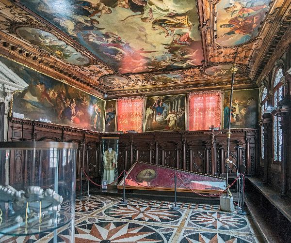 sala dell'albergo all'interno della scuola grande dei carmini