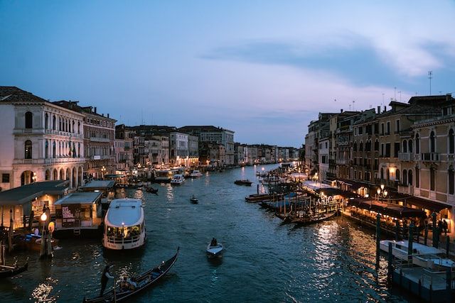 Cosa si mangia in un bacaro veneziano? - https://unsplash.com/photos/9HPEBv5m2Pw