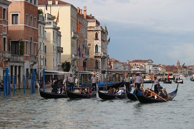 befana venezia - https://pixabay.com/it/photos/gondole-canale-corso-d-acqua-acqua-5581645/