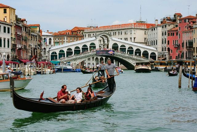 cosa si può fare a venezia a gennaio - https://pixabay.com/it/photos/rialto-venezia-gondola-813584/