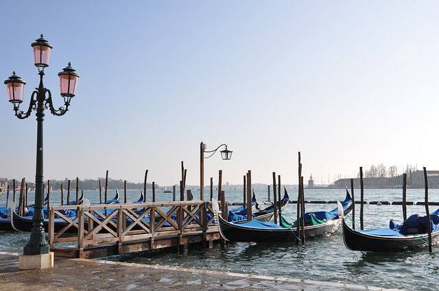 cose da fare a venezia a gennaio - https://pixabay.com/it/photos/venezia-scorcio-gondole-2048971/