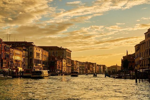 cosa fare a venezia a san valentino - https://pixabay.com/it/photos/italia-canal-grande-tramonto-6735340/