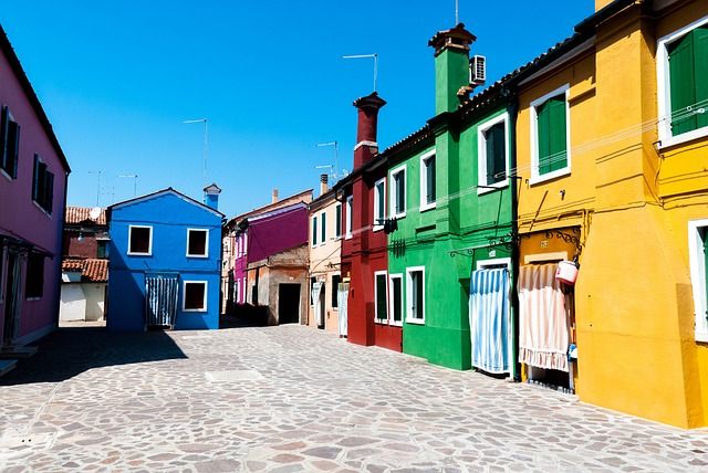 cose da fare ad aprile a venezia - https://pixabay.com/it/photos/venezia-burano-il-sole-vacanza-1896200/