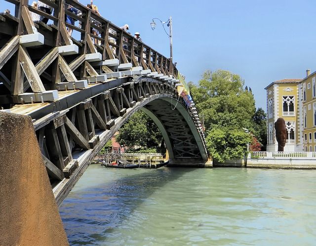 festa della donna venezia cosa fare- https://pixabay.com/it/photos/italia-venezia-ponte-accademia-1175668/