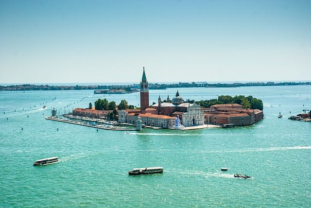 pasqua a venezia cosa fare: isola di san giorgio https://pixabay.com/it/photos/venezia-il-sole-vacanza-nuvole-1896150/