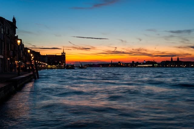 venezia di notte cosa fare - https://unsplash.com/photos/KtoTtG72dMk