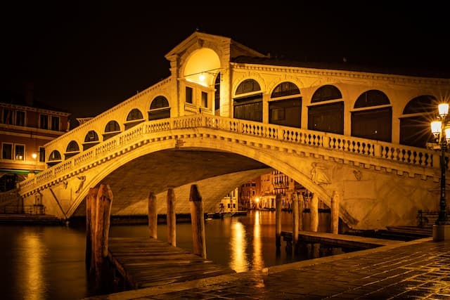 cosa fare a venezia di notte: il ponte di rialto illuminato dalla luna -  https://unsplash.com/photos/xrz_O2T__F4