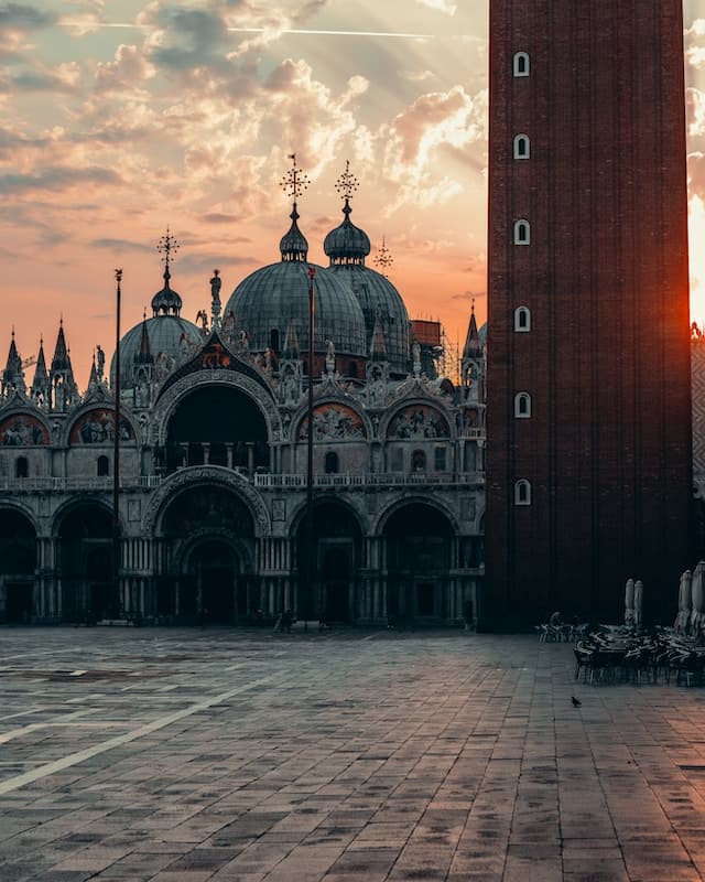 visitare venezia di notte: in foto la basilica di san marco al tramonto - https://unsplash.com/photos/ZQq-u1lPjBw