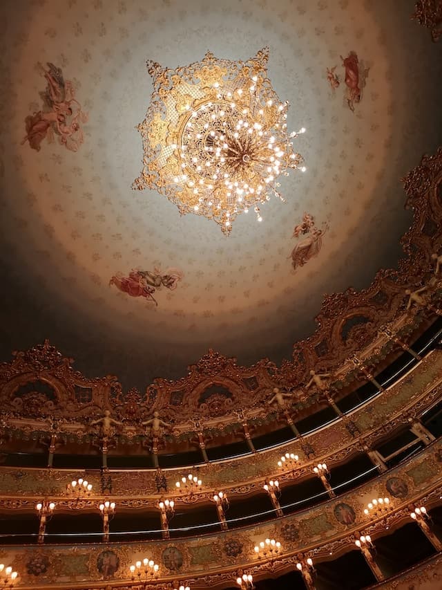 teatro la fenice a venezia https://unsplash.com/photos/FWiyU6XIp7Q