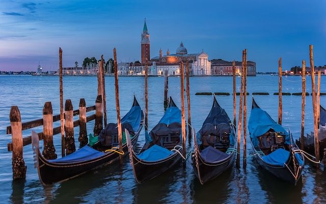 venezia di notte - https://unsplash.com/photos/2w3hJylUMiM