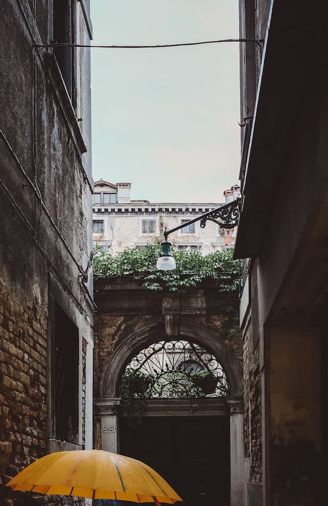 pioggia a venezia https://unsplash.com/it/foto/iI6ZZ_VjnDk