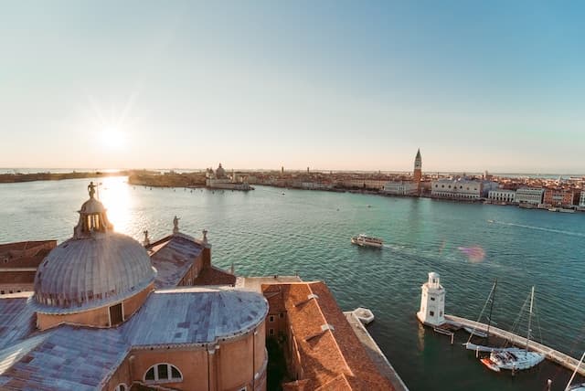 veduta del sestiere di dorsoduro dall'alto https://unsplash.com/it/foto/-nR3h633E4c