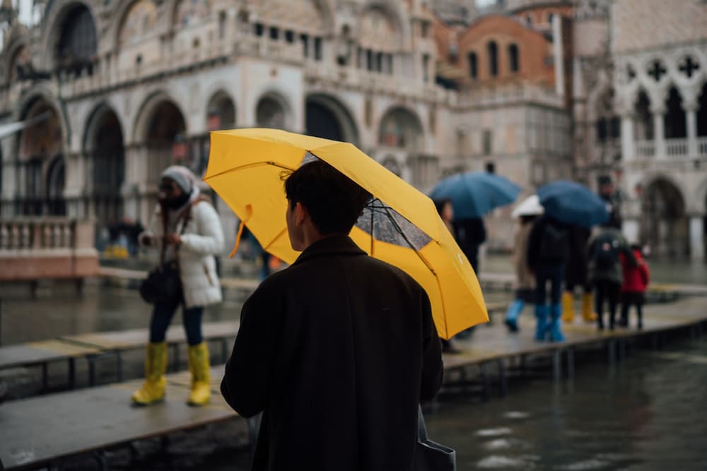Cosa fare a Venezia quando piove? Consigli per splendere anche sotto un cielo grigio