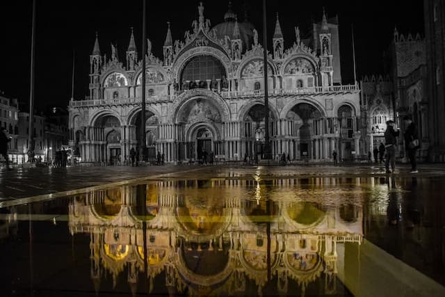 venezia quando piove https://unsplash.com/it/foto/esLMEjorovQ